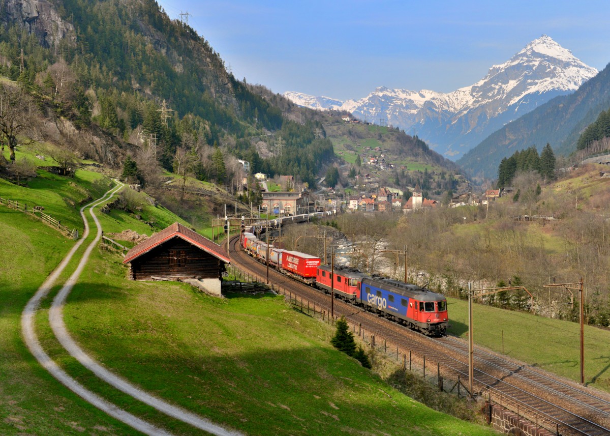 Re 620 069 und eine Re 4/4 mit einem KLV am 10.04.2015 bei Gurtnellen.