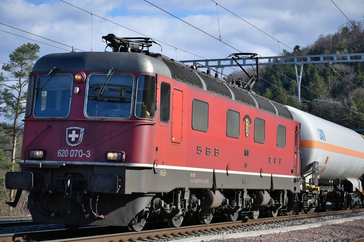Re 620 070-3  Affoltern am Albis , unterwegs in Richtung Basel bei Effingen AG (Schweiz) am 18.02.2020.