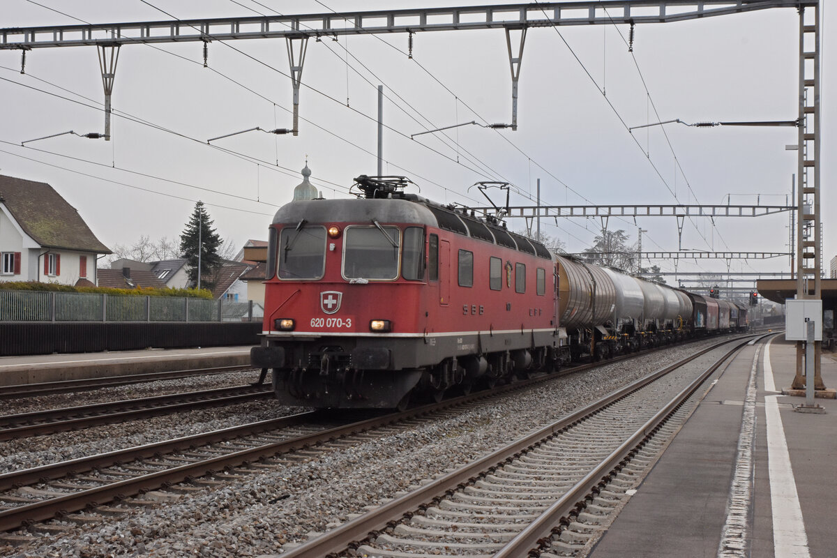 Re 620 070-3 durchfährt den Bahnhof Rupperswil. Die Aufnahme stammt vom 04.02.2022.