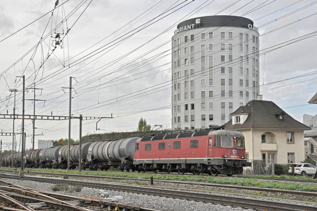 Re 620 071-1 durchfährt den Bahnhof Pratteln. Die Aufnahme stammt vom 23.10.2019.