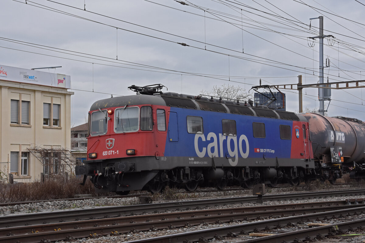 Re 620 071-1 durchfährt den Bahnhof Pratteln. Die Aufnahme stammt vom 17.01.2022.