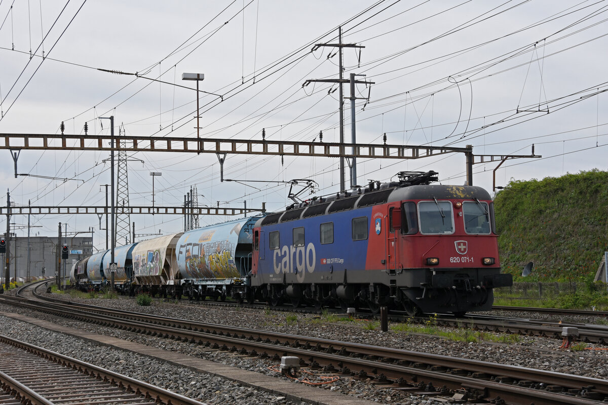 Re 620 071-1 durchfährt den Bahnhof Pratteln. Die Aufnahme stammt vom 29.04.2022.