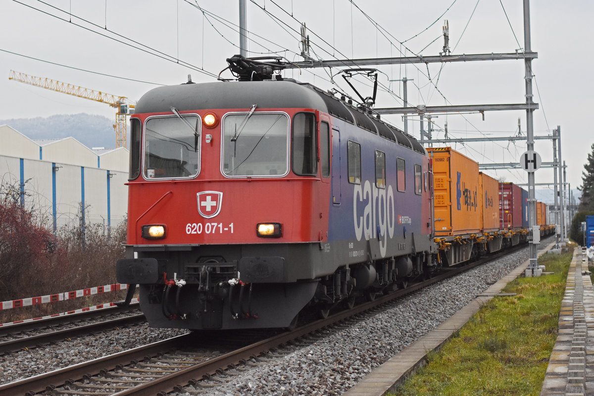 Re 620 071-1 fährt Richtung Bahnhof Lausen. Die Aufnahme stammt vom 04.01.2021.