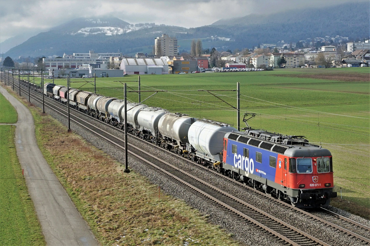 Re 620 071-1  OTHMARSINGEN  bei Selzach am 9. Februar 2021.
Foto: Walter Ruetsch
