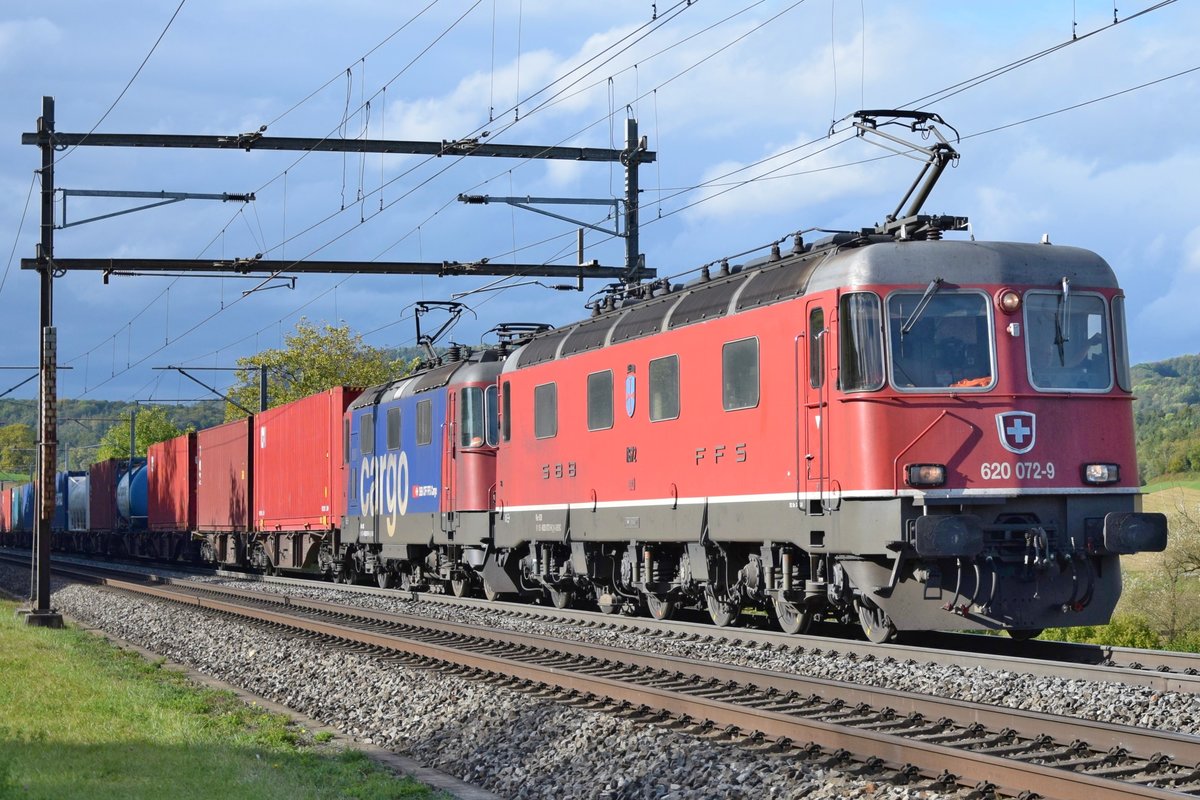 Re 620 072-9  Balerna  ist gemeinsam mit Re 420 247 und einem Güterzug bei Zeihen AG am 10.10.2019 in Richtung Süden unterwegs.