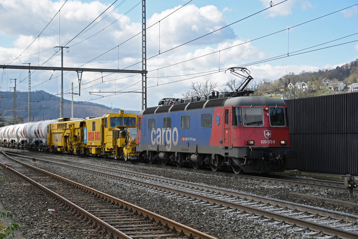 Re 620 072-9 durchfährt am 27.03.2023 den Bahnhof Gelterkinden.