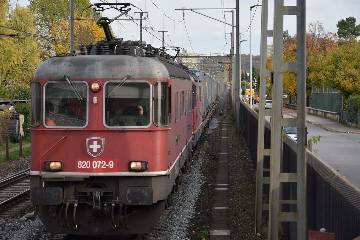 Re 620 072-9 zieht am 02.11.2017 ihren Güterzug durch Pratteln Richtung Güterbahnhof Muttenz. Aufgenommen von der Fussgängerüberführung über die Bahn, auf der Treppe der Südseite.