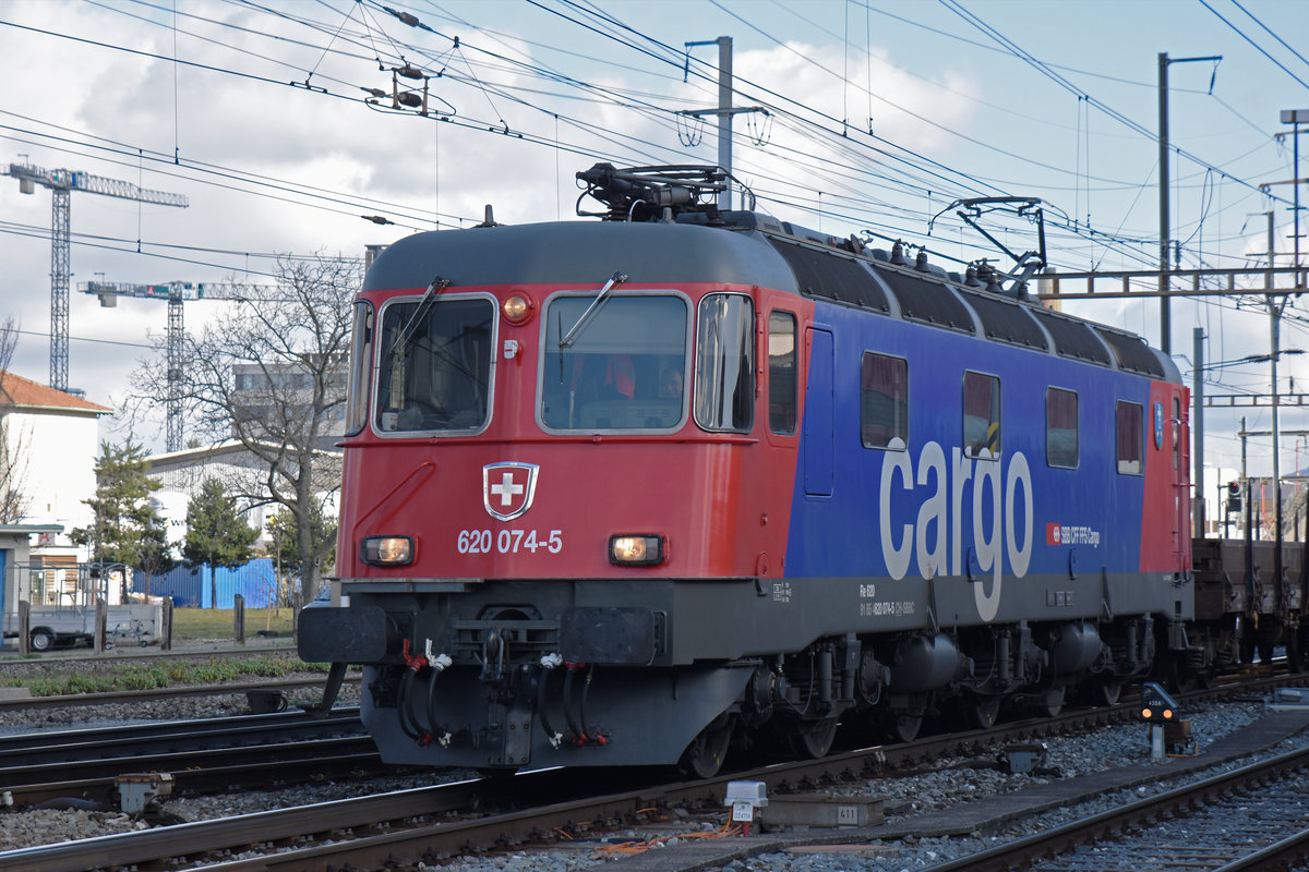 Re 620 074-5 durchfährt den Bahnhof Pratteln. Die Aufnahme stammt vom 05.02.2020.