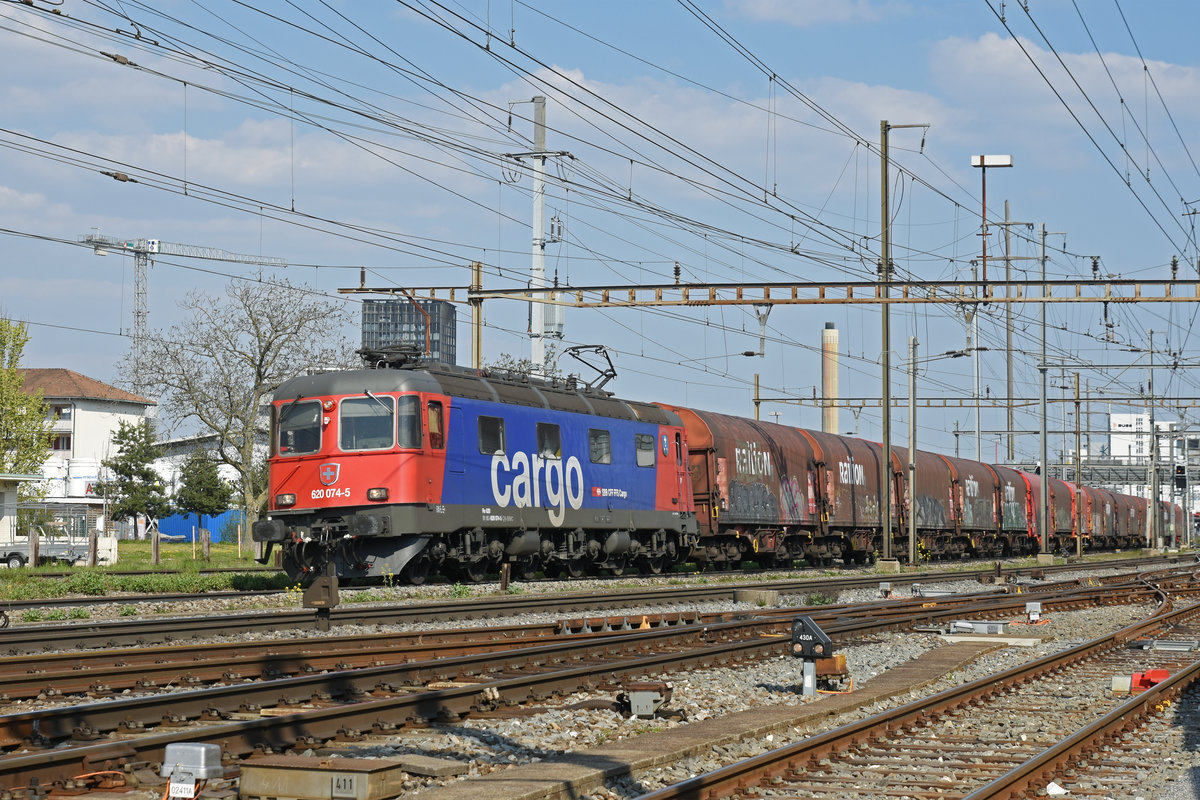 Re 620 074-5 durchfährt den Bahnhof Pratteln. Die Aufnahme stammt vom 09.04.2020.