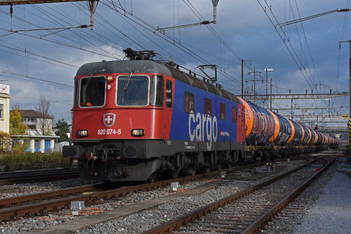 Re 620 074-5 durchfährt den Bahnhof Pratteln. Die Aufnahme stammt vom 04.11.2021.
