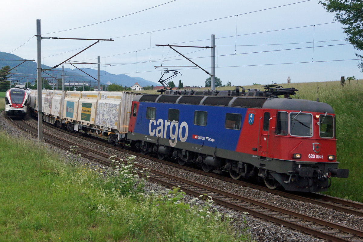 Re 620 074-5  Murgenthal  mit dem Papierzug RBL-Solothurn bei Niederbipp am 22. Mai 2020.
Foto: Walter Ruetsch 