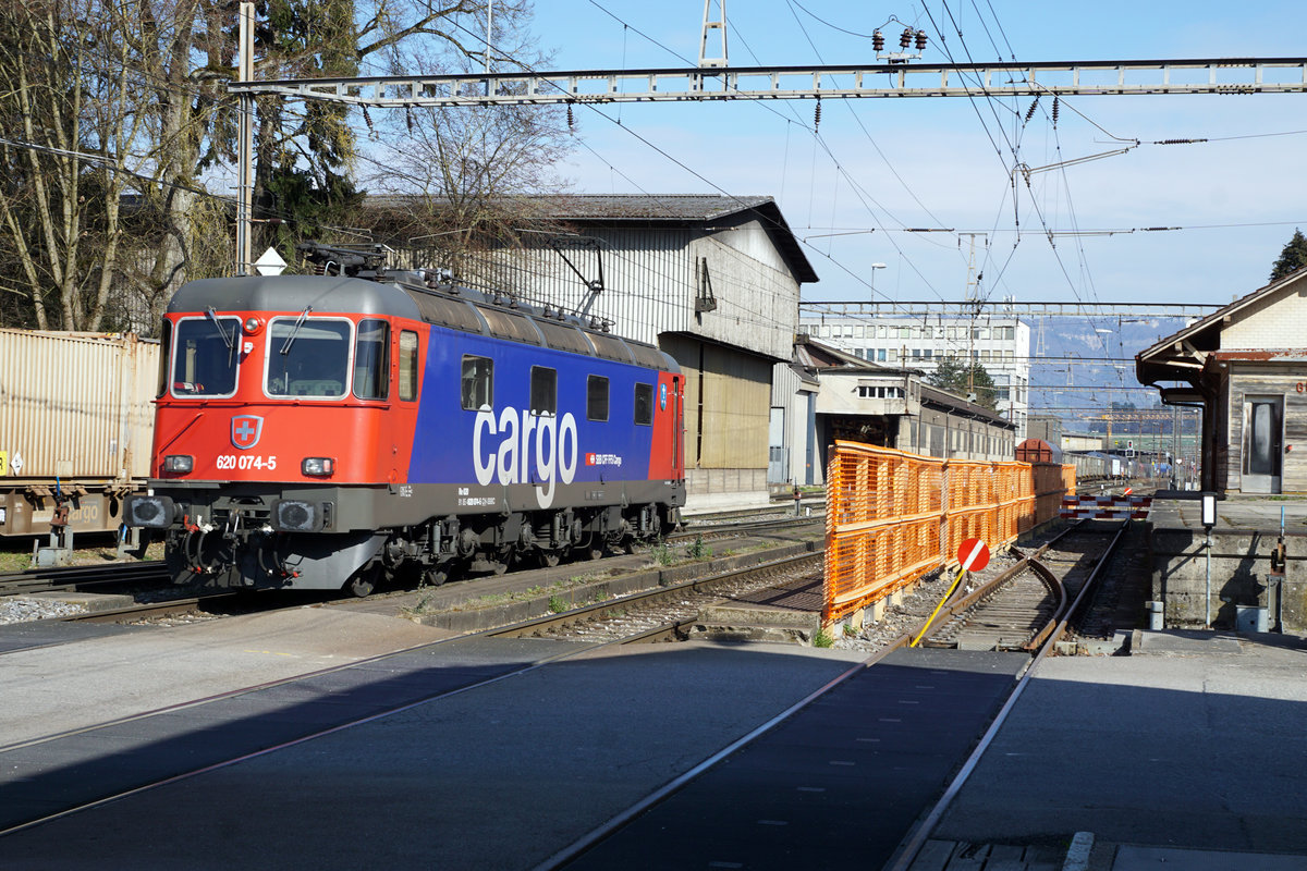 Re 620 074-5  MURGENTHAL 
Am 17. März 2020 konnte die refit3 Re 620 074-5 in Gerlafingen beobachtet und fotografiert werden.
Besondere Beachtung gilt der ersten Baustelle zwecks Modernisierung und Umbau des Bahnhofs Gerlafingen.
Eine letzte Ansicht der bisherigen Situation dokumentierte ich zum Abschied mit der Winteraufnahme ID 1194862, eingestellt am 27. Februar 2020.
Noch kann in Gerlafingen der manuelle Bahnbetrieb hautnah erlebt werden.
Foto: Walter Ruetsch