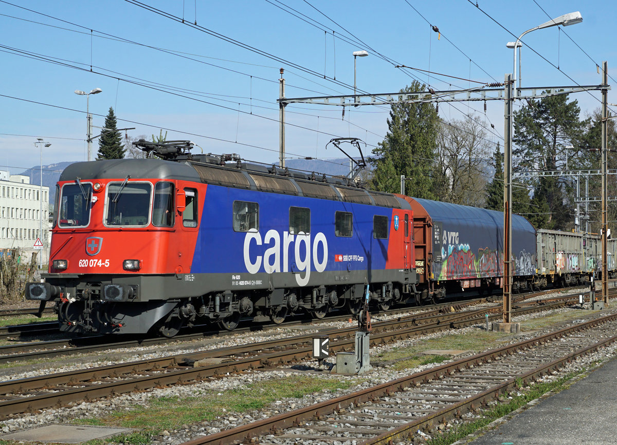 Re 620 074-5  MURGENTHAL 
Am 17. März 2020 konnte die refit3 Re 620 074-5 in Gerlafingen beobachtet und fotografiert werden.
Besondere Beachtung gilt einer der noch vielen Handweichen die bald Geschichte sein werden in Gerlafingen.
Foto: Walter Ruetsch