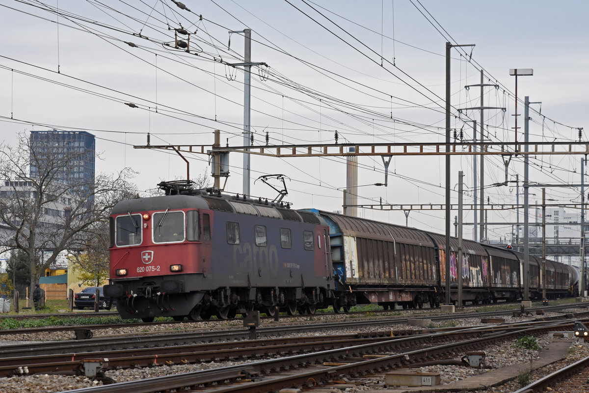 Re 620 075-2 durchfährt den Bahnhof Pratteln. Die Aufnahme stammt vom 28.11.2018.