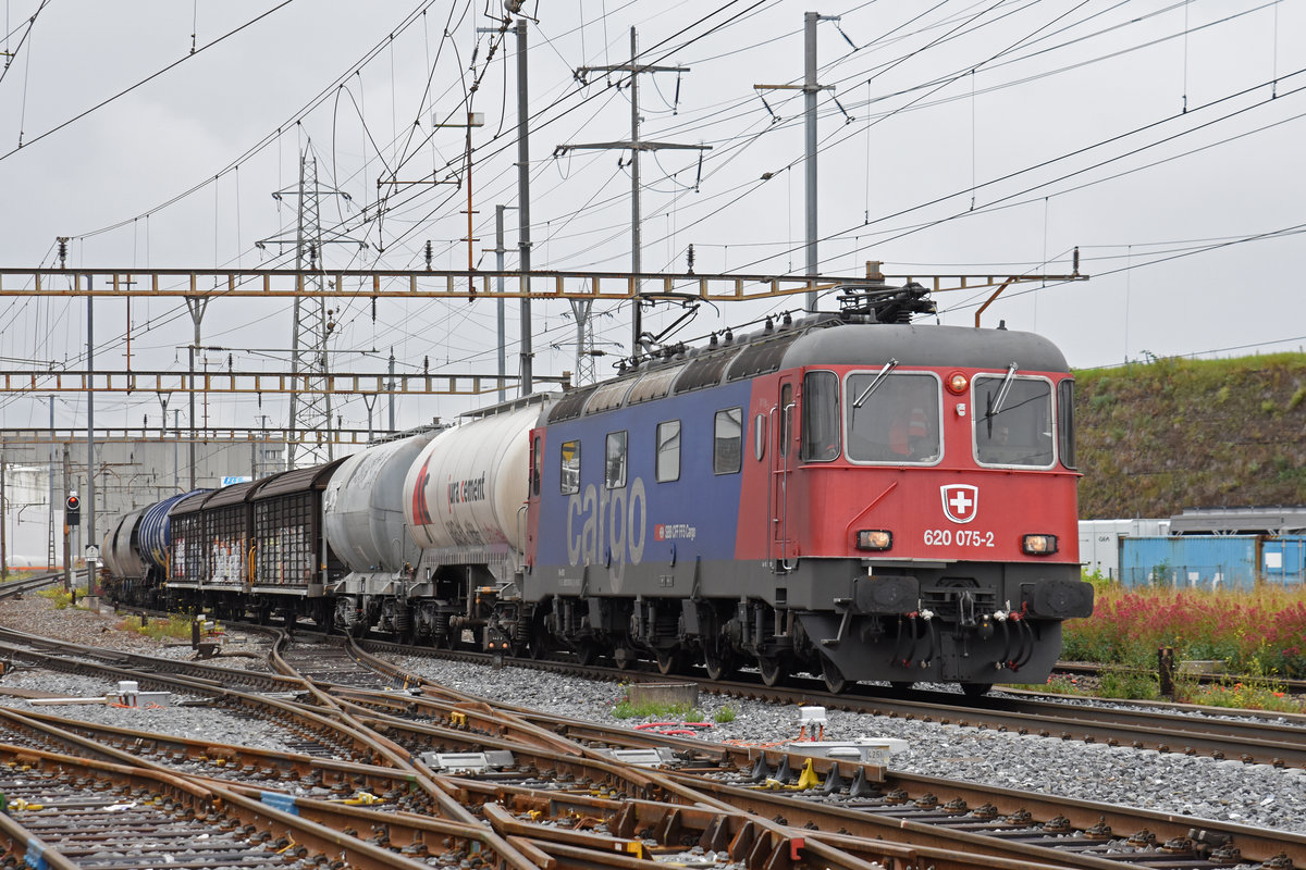 Re 620 075-2 durchfährt den Bahnhof Pratteln. Die Aufnahme stammt vom 11.06.2019.