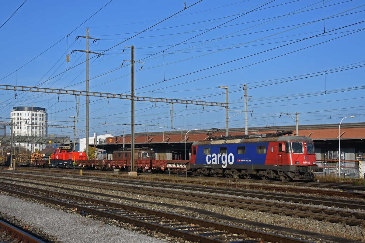 Re 620 075-2 durchfährt den Bahnhof Pratteln. Die Aufnahme stammt vom 28.10.2021.