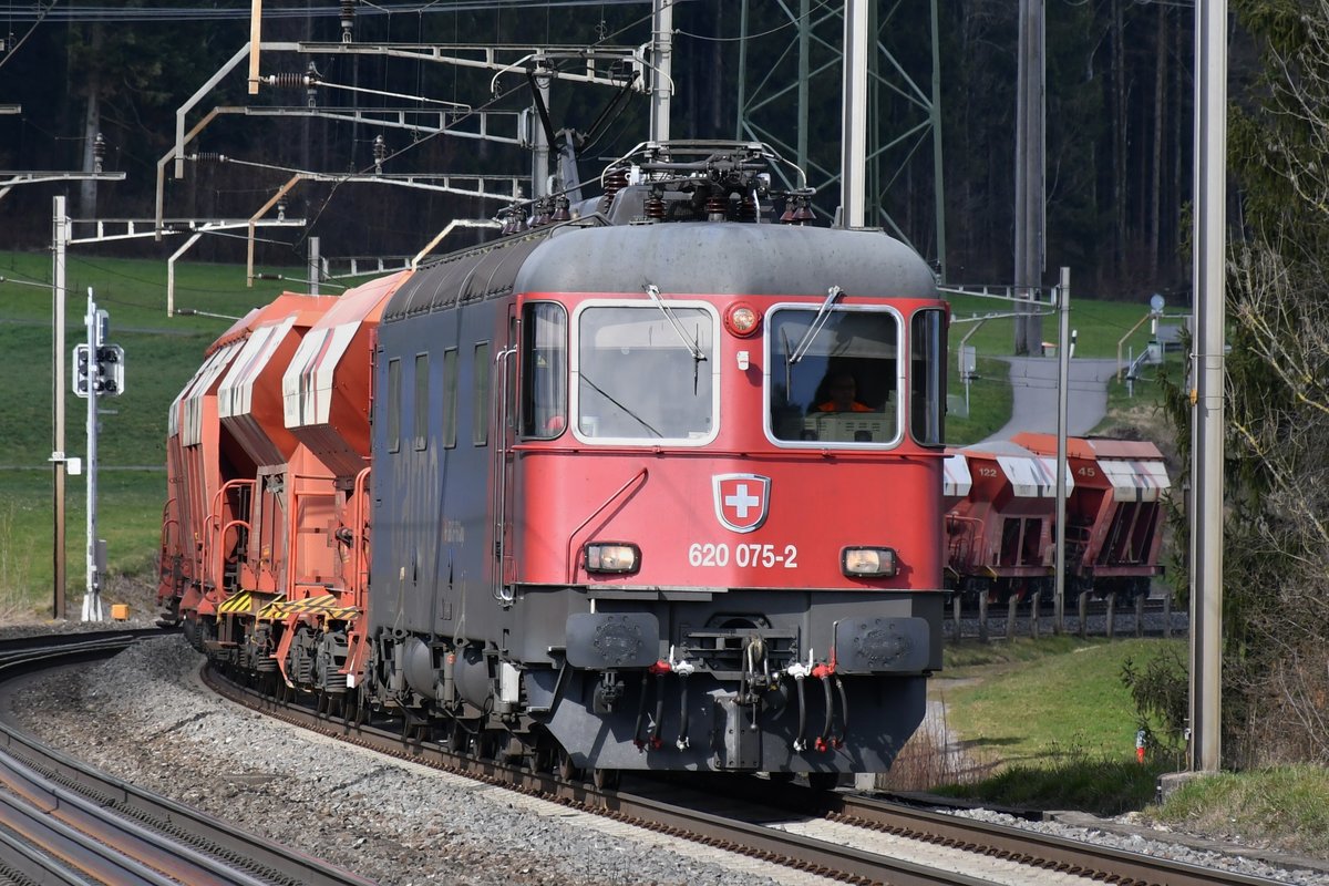 Re 620 075-2  Gelterkinden  mit einem Kieszug bei Mühlau unterwegs in Richtung Rotkreuz, aufgenommen am 04.03.2020.