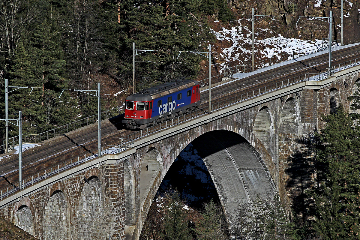 Re 620 075-2  Gelterkinden  rollt talwärts über die mittlere Meienreussbrücke.Bild vom 6.1.2014