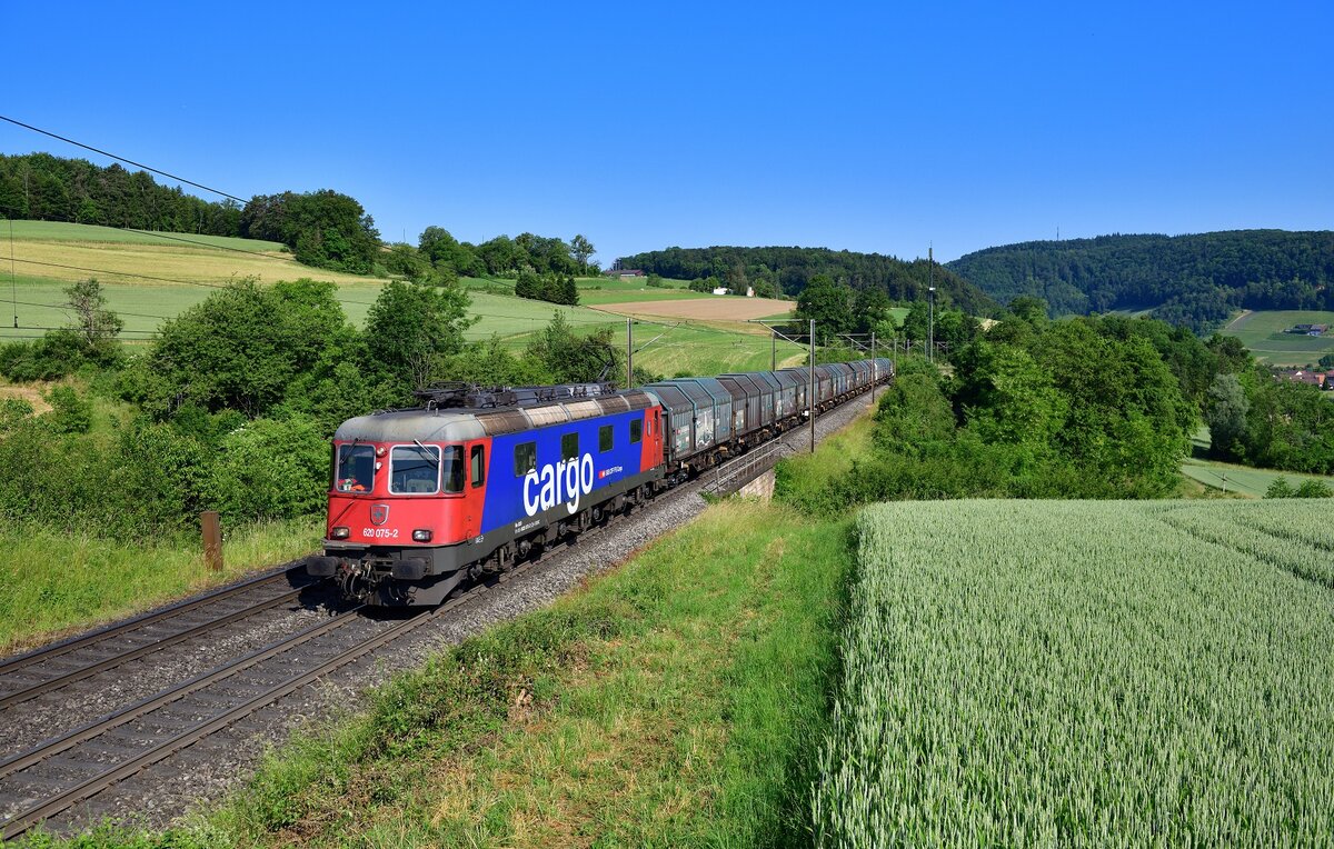 Re 620 075 mit einem Stahlzug am 07.06.2023 bei Hornussen.