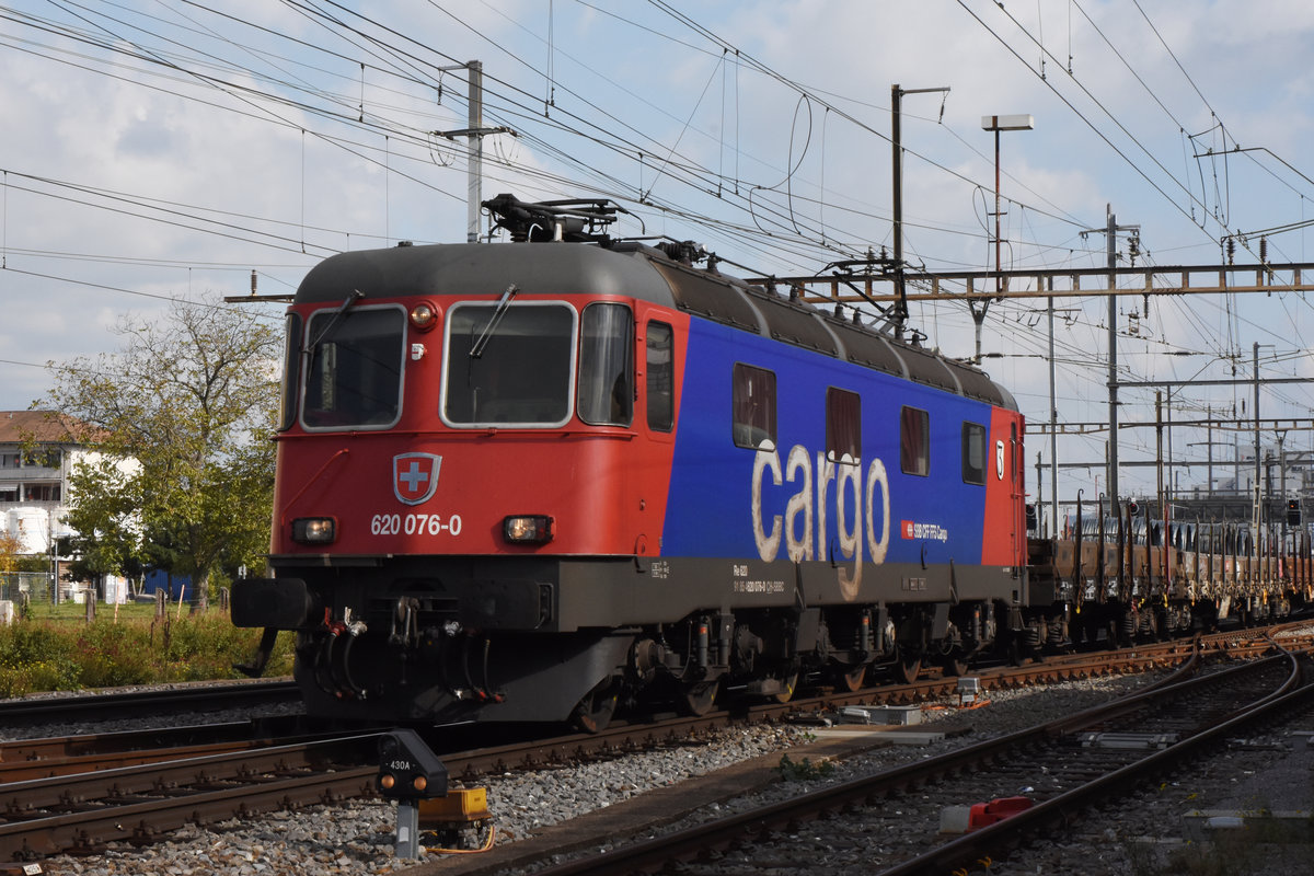 Re 620 076-0 durchfährt den Bahnhof Pratteln. Die Aufnahme stammt vom 14.10.2020.