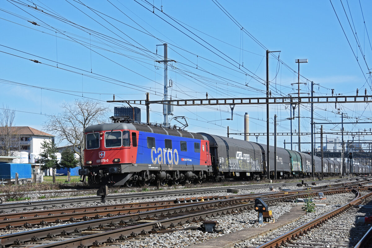 Re 620 076-0 durchfährt den Bahnhof Pratteln. Die Aufnahme stammt vom 30.03.2021.