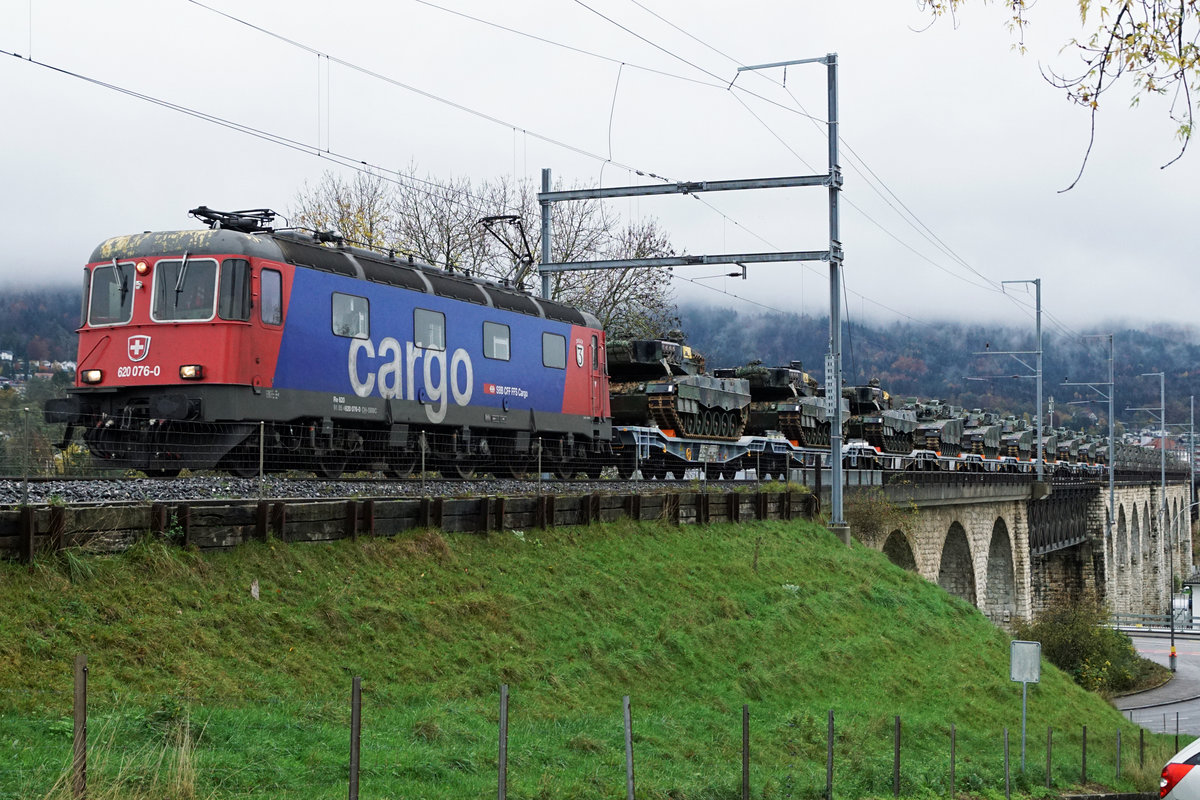 Re 620 076-0  ZURZACH  mit dem Panzerzug 69030 Courtemaîche-Biel bei Grenchen-Nord  am 8. November 2019.
Foto: Walter Ruetsch