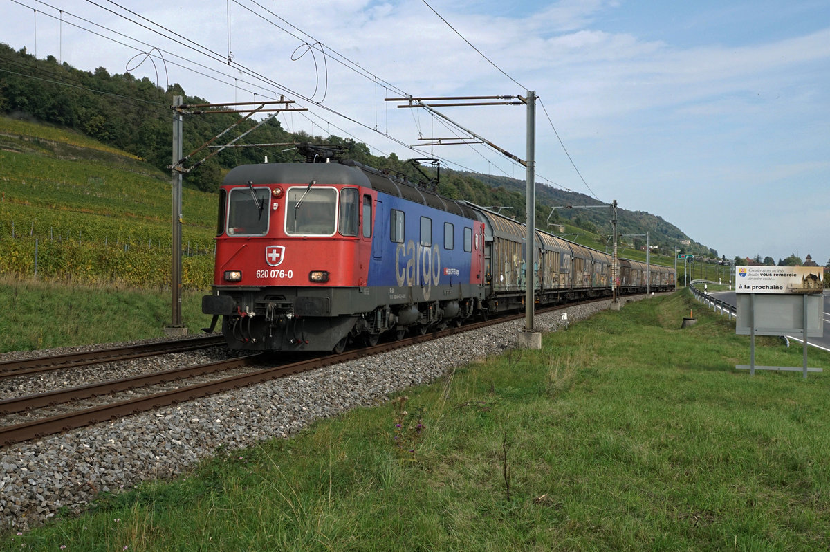 Re 620 076-6  ZURZACH  beim Passieren der Reben bei Cressier am 9. Oktober 2020.
Foto: Walter Ruetsch 