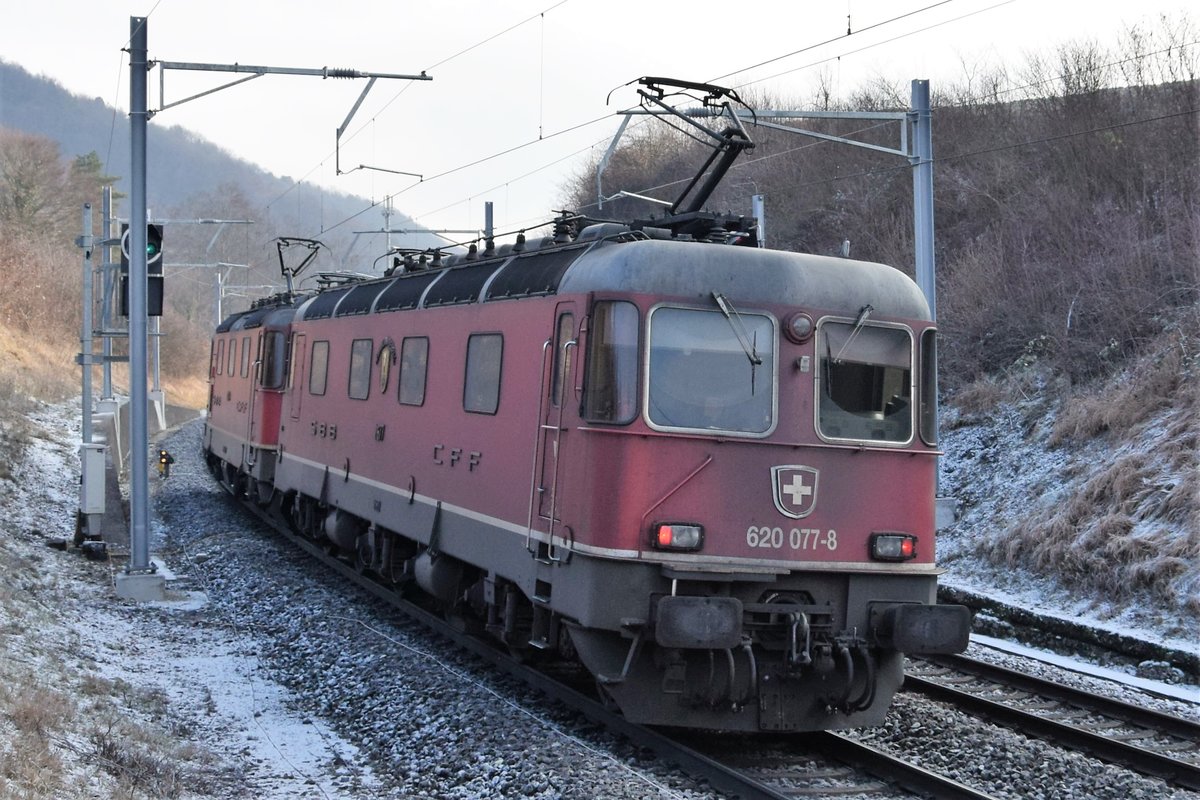 Re 620 077-8  Neuhausen am Rheinfall  als Lokzug zusammen mit Re 420 348-5 am bitterkalten Morgen des 19.01.2019 auf der Bözberg Nordrampe in Richtung Brugg. Aufgenommen bei Zeihen AG.