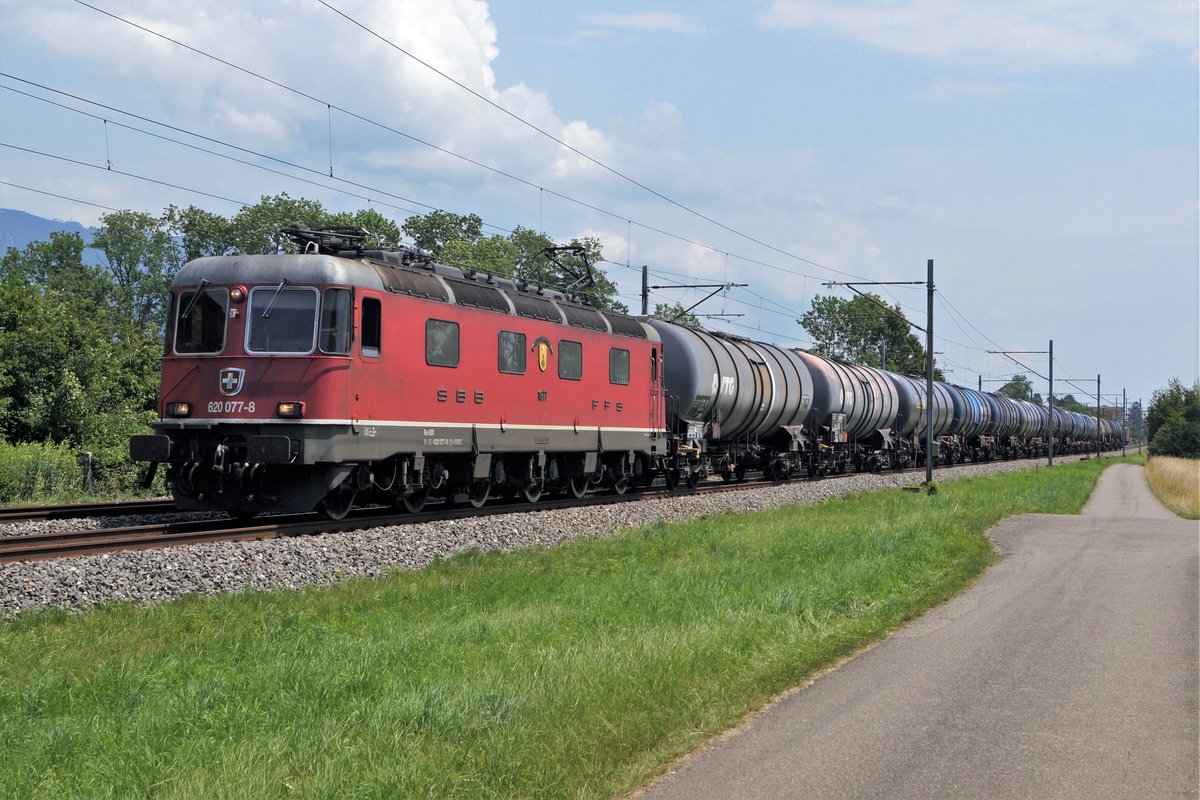 Re 620 077-8  Neuhausen am Rheinfall  mit einem Kesselwagenzug bei Selzach am 26. Juni 2020.
Foto: Walter Ruetsch