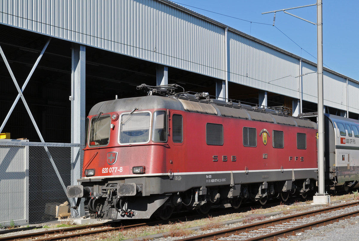 Re 620 077-8 steht auf einem Nebengleis hinter dem Bahnhof SBB. Die Aufnahme stammt vom 10.06.2017.