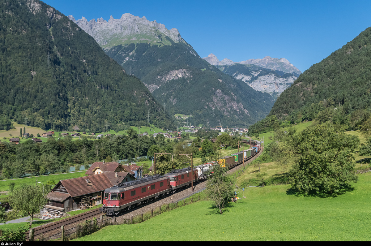 Re 620 077 führt vor einer unbekannten Re 4/4 II am 25. August 2016 einen UKV-Zug bei Silenen bergwärts.