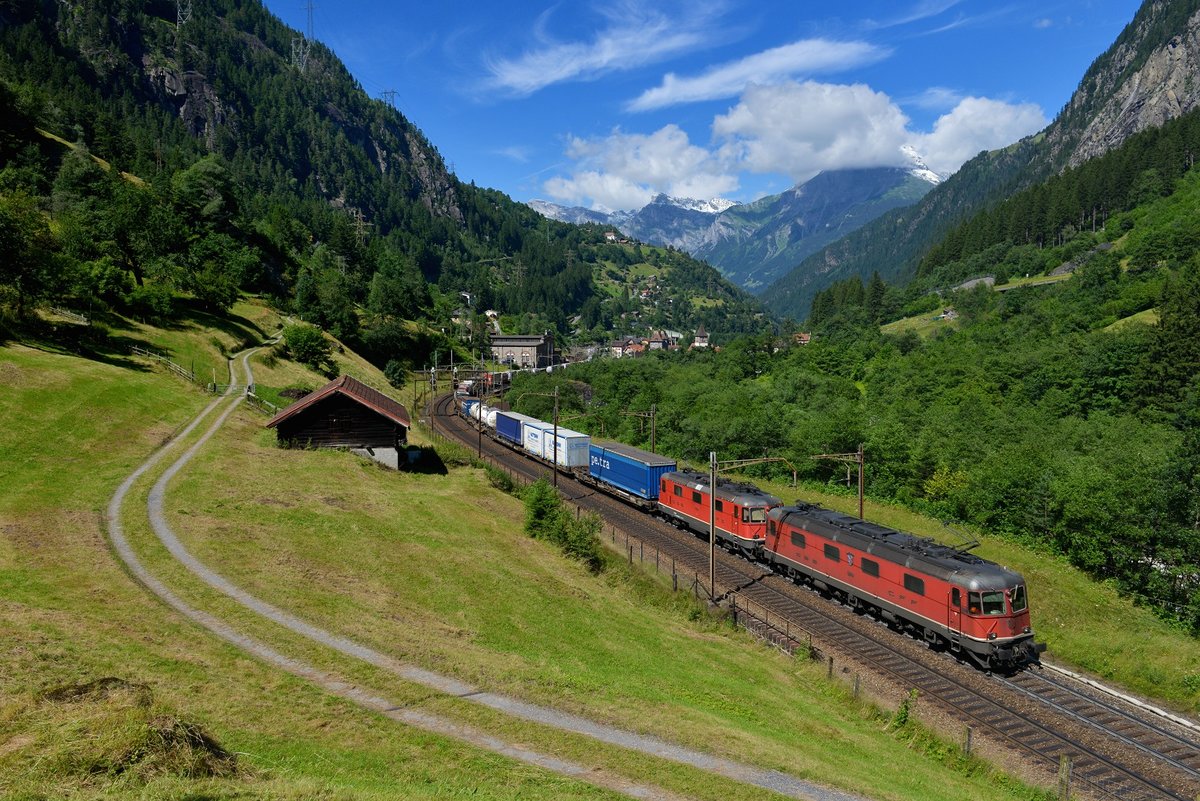 Re 620 078 + Re 420 xxx mit einem KLV am 16.07.2016 bei Gurtnellen.