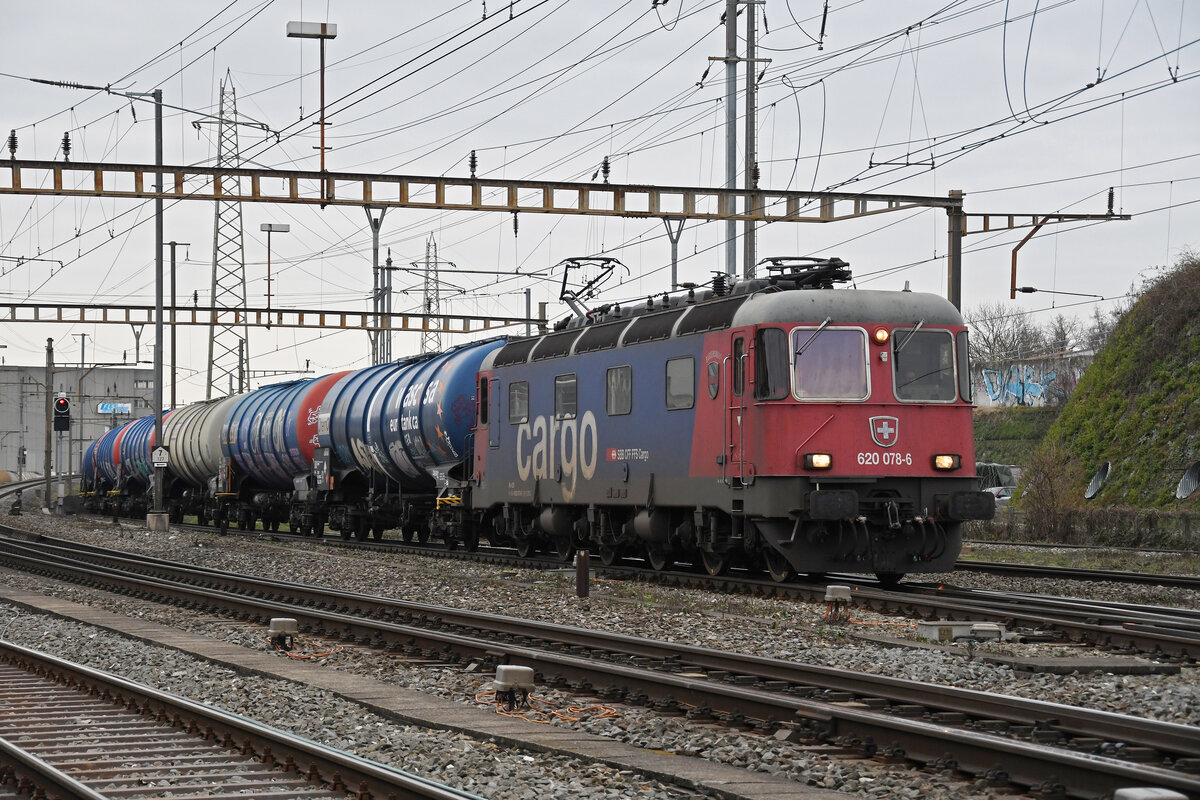 Re 620 078-6 durchfährt am 23.01.2023 den Bahnhof Pratteln.