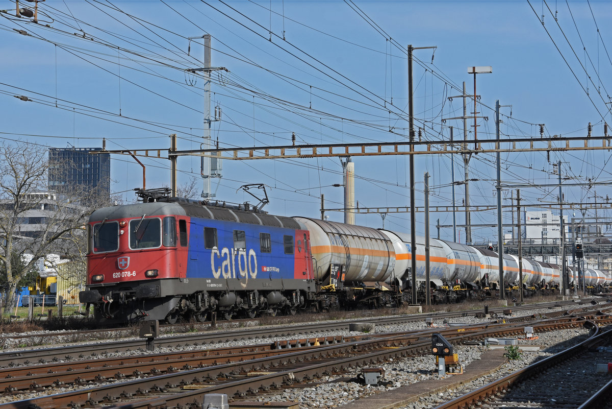 Re 620 078-6 durchfährt den Bahnhof Pratteln. Die Aufnahme stammt vom 10.03.2021.