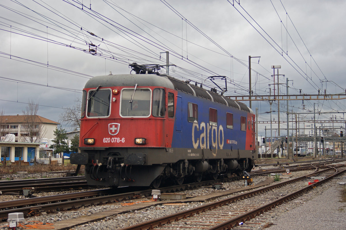 Re 620 078-6 durchfährt solo den Bahnhof Pratteln. Die Aufnahme stammt vom 14.03.2021.