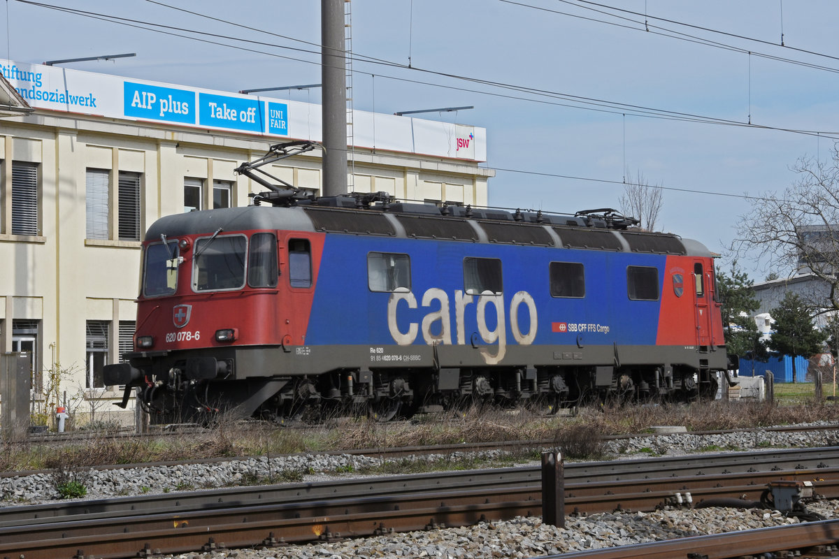 Re 620 078-6 durchfährt solo den Bahnhof Pratteln. Die Aufnahme stammt vom 25.03.2021.