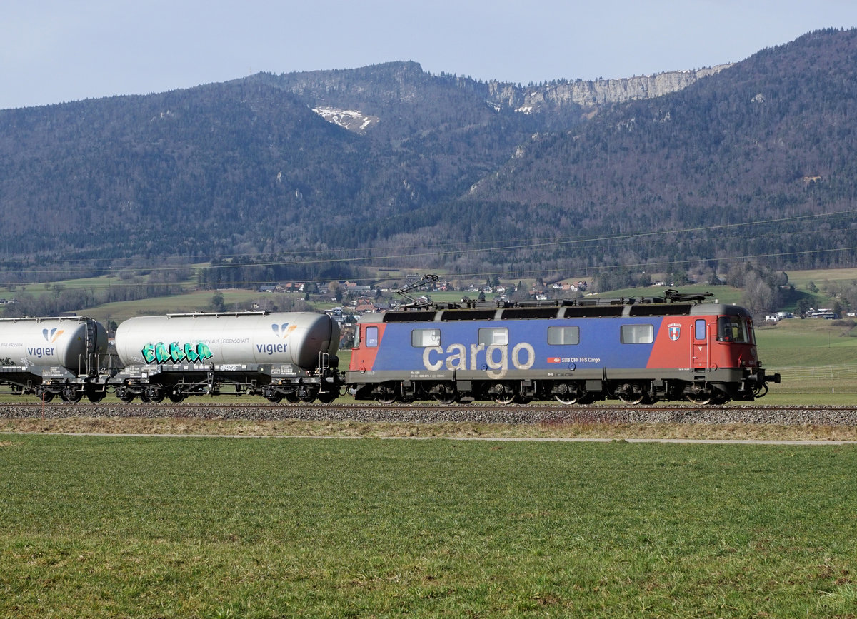 Re 620 079-4  Cadenazzo  bei Selzach am 19. Februar 2021.
Foto: Walter Ruetsch