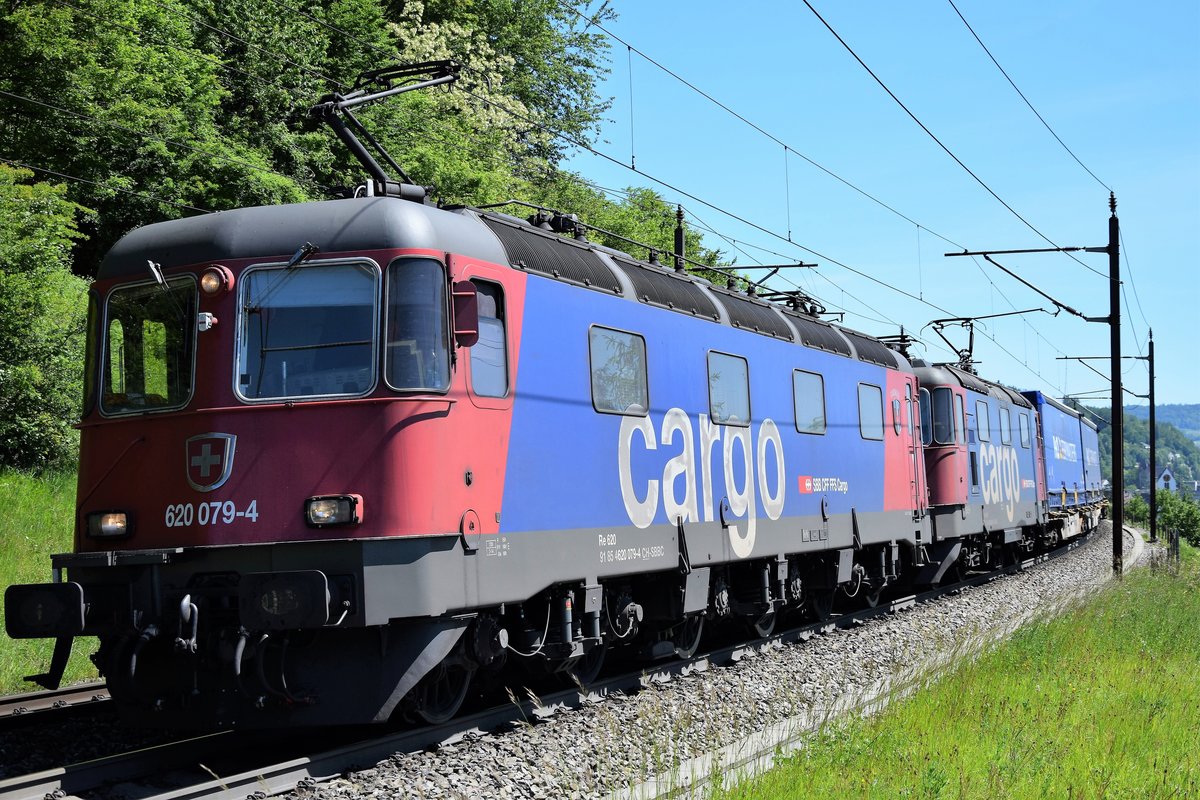 Re 620 079-4  Cadenazzo  zieht am 01.06.2019 zusammen mit Re 420 346-9 einen Güterzug in Richtung Basel. Aufgenommen bei Umiken AG.