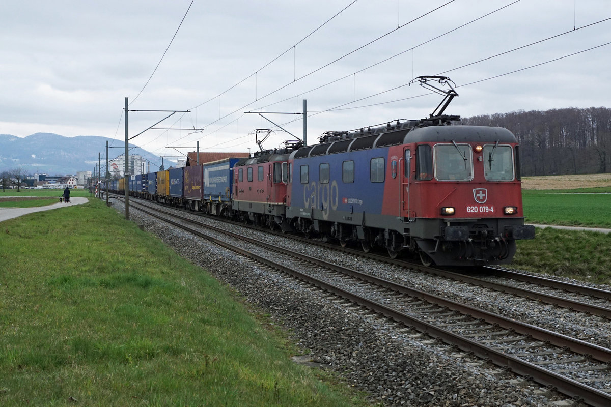 Re 620 079-4  CADENAZZO .
Da nun alle neuen Vectron abgeliefert worden sind, sind die Re 10/10 im Dienste von SBB CARGO INTERNATIONAL seltener geworden.
Re 10/10 mit der Re 620 079-4 bei Bettenhausen am 30. März 2020.
Foto: Walter Ruetsch
