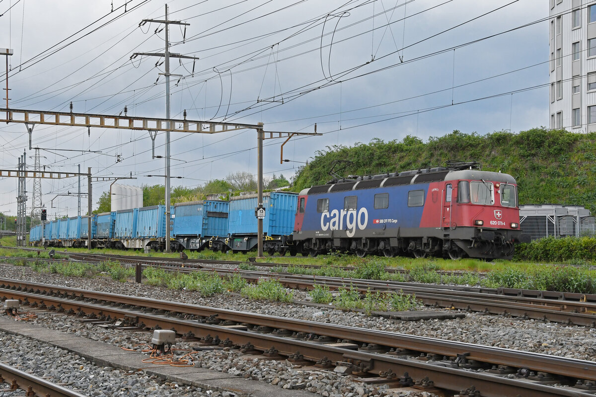 Re 620 079-4 durchfährt am 18.04.2024 den Bahnhof Pratteln.