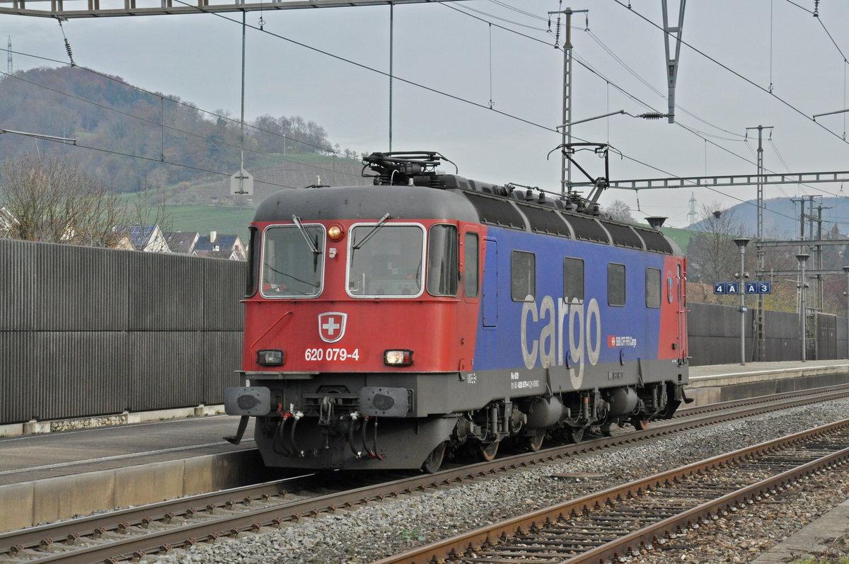 Re 620 079-4 durchfährt den Bahnhof Gelterkinden. Die Aufnahme stammt vom 25.11.2019.