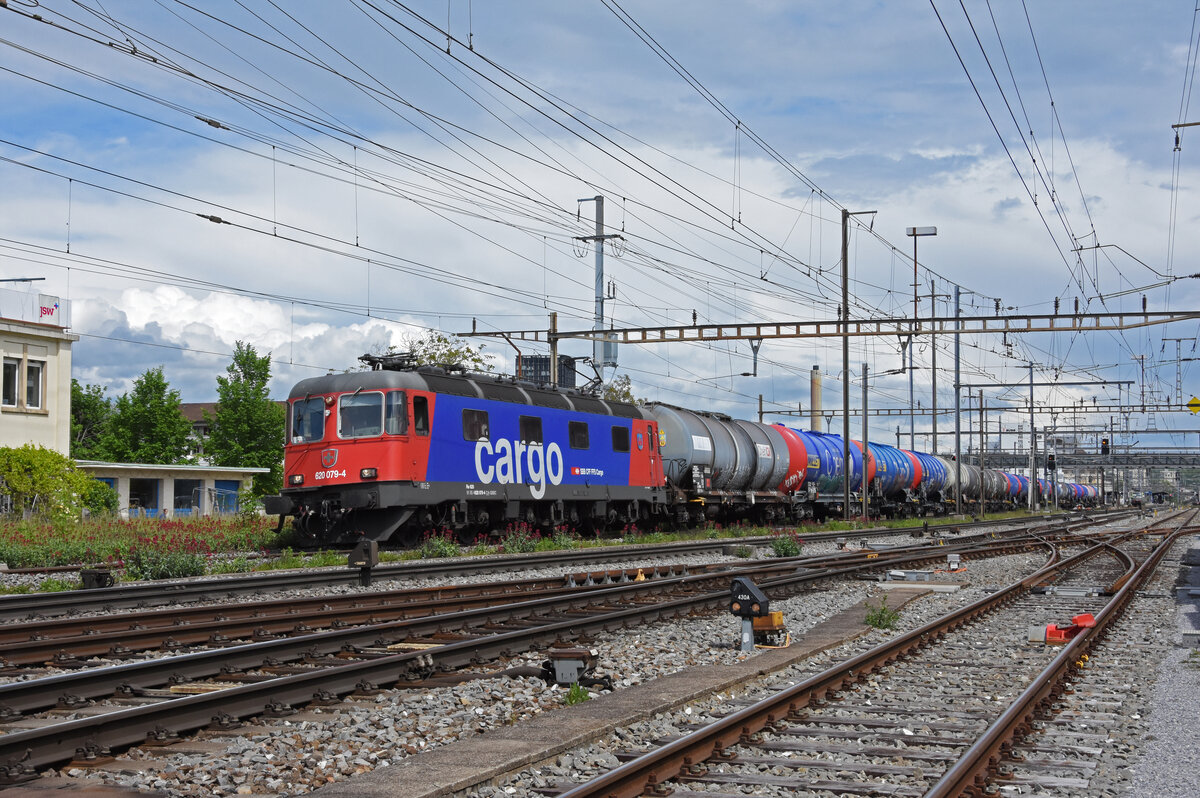 Re 620 079-4 durchfährt den Bahnhof Pratteln. Die Aufnahme stammt vom 19.05.2021.