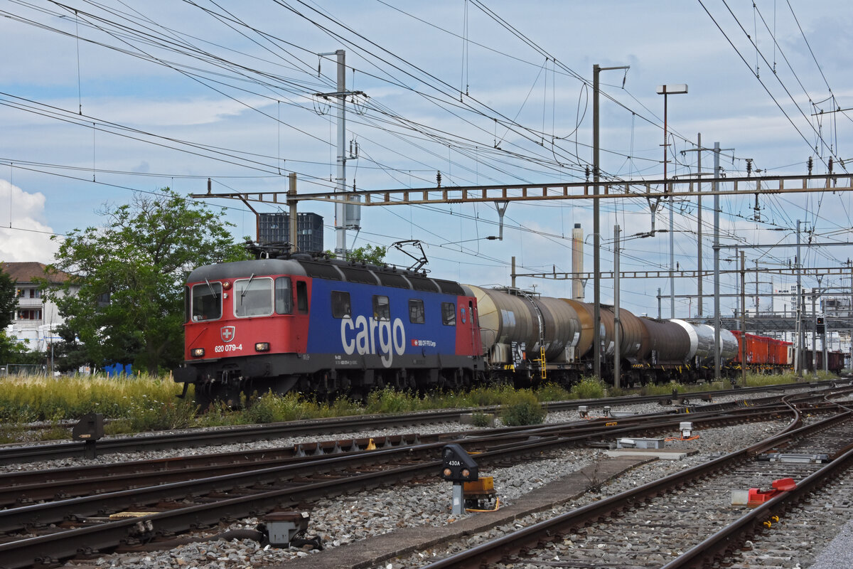 Re 620 079-4 durchfährt den Bahnhof Pratteln. Die Aufnahme stammt vom 01.07.2021.