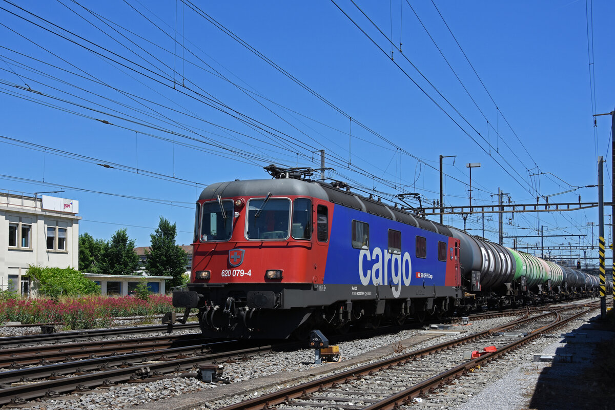 Re 620 079-4 durchfährt den Bahnhof Pratteln. Die Aufnahme stammt vom 14.06.2021.