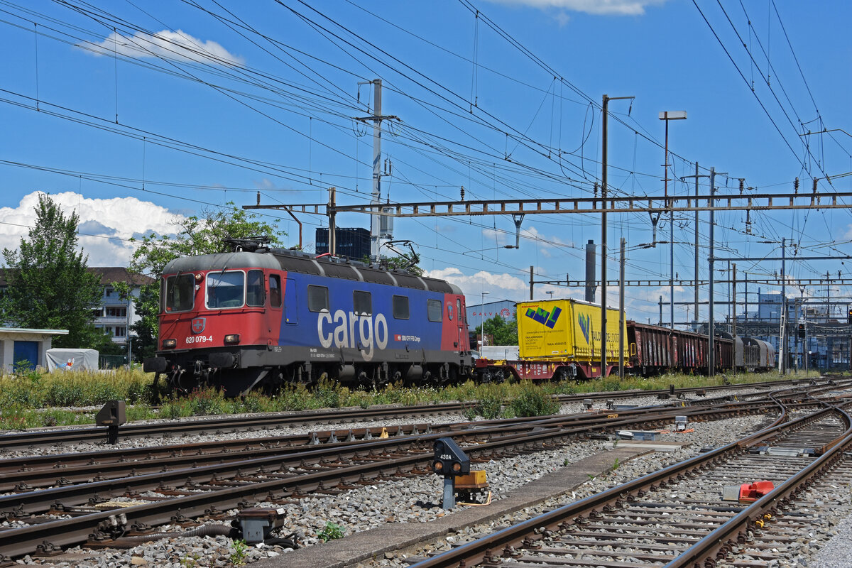 Re 620 079-4 durchfährt den Bahnhof Pratteln. Die Aufnahme stammt vom 05.07.2022.