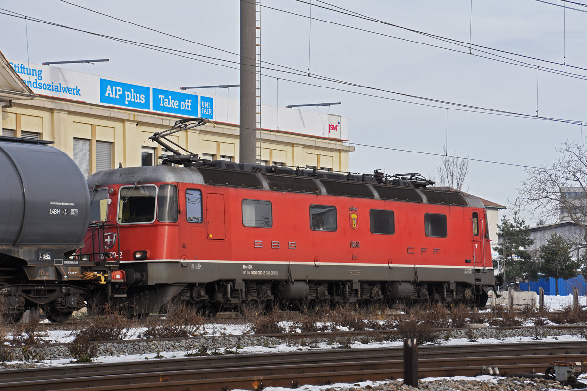Re 620 080-2 durchfährt den Bahnhof Pratteln. Die Aufnahme stammt vom 20.01.2021.