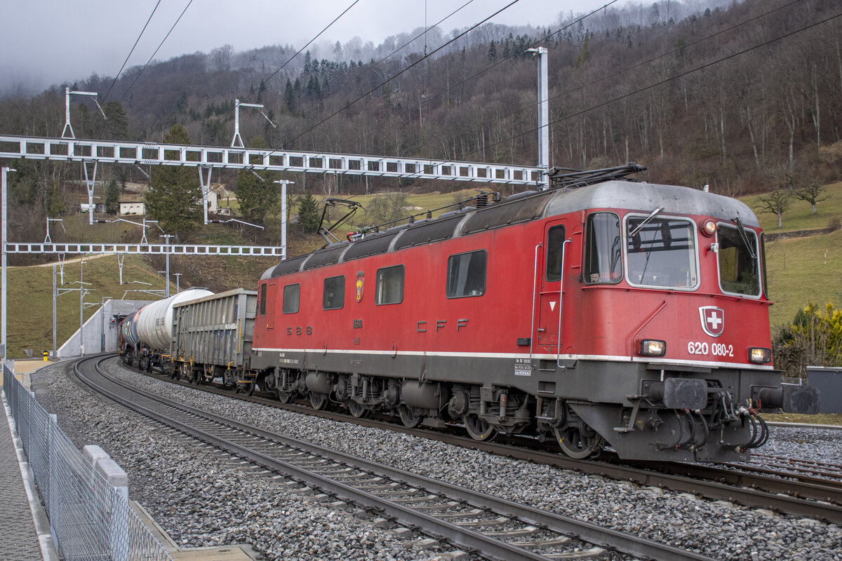 Re 620 080-2  Möhlin  ist in Schinznach-Dorf unterwegs in den Süden, aufgenommen am 20.01.2022.