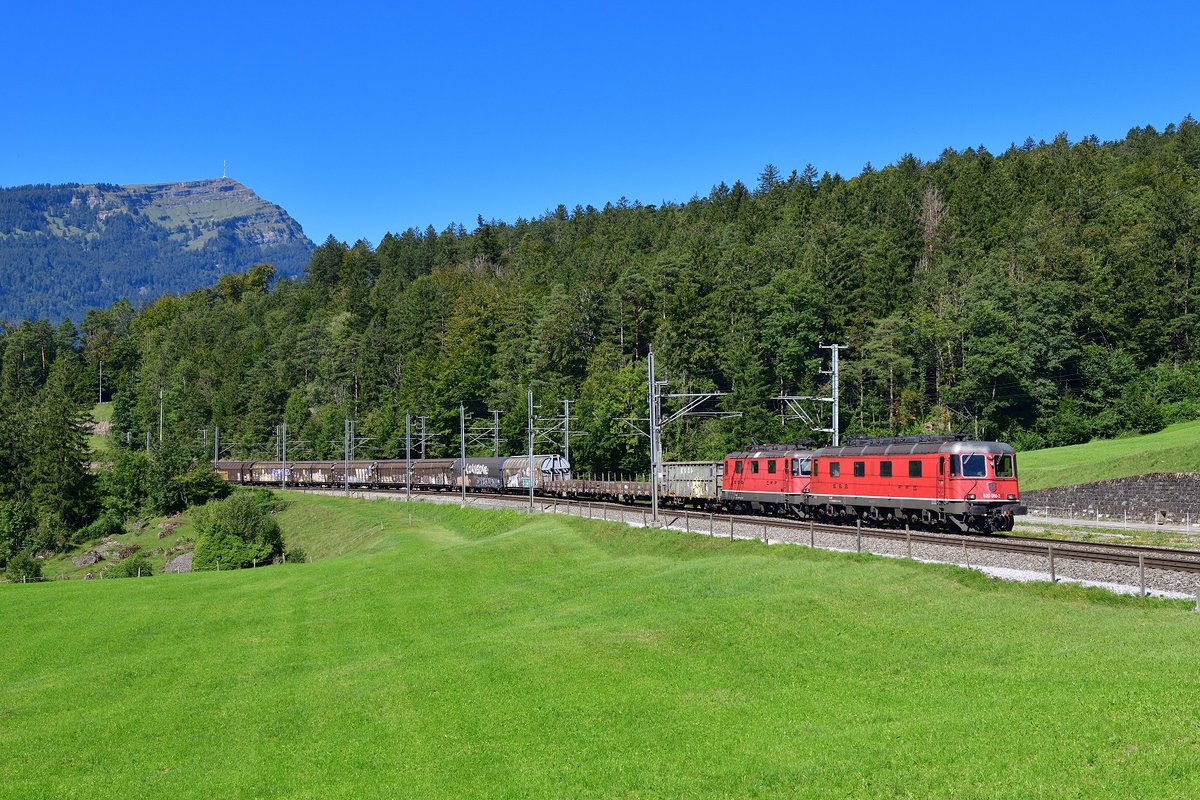 Re 620 080 und eine Re 420 mit einem Güterzug am 04.09.2020 bei Goldau.