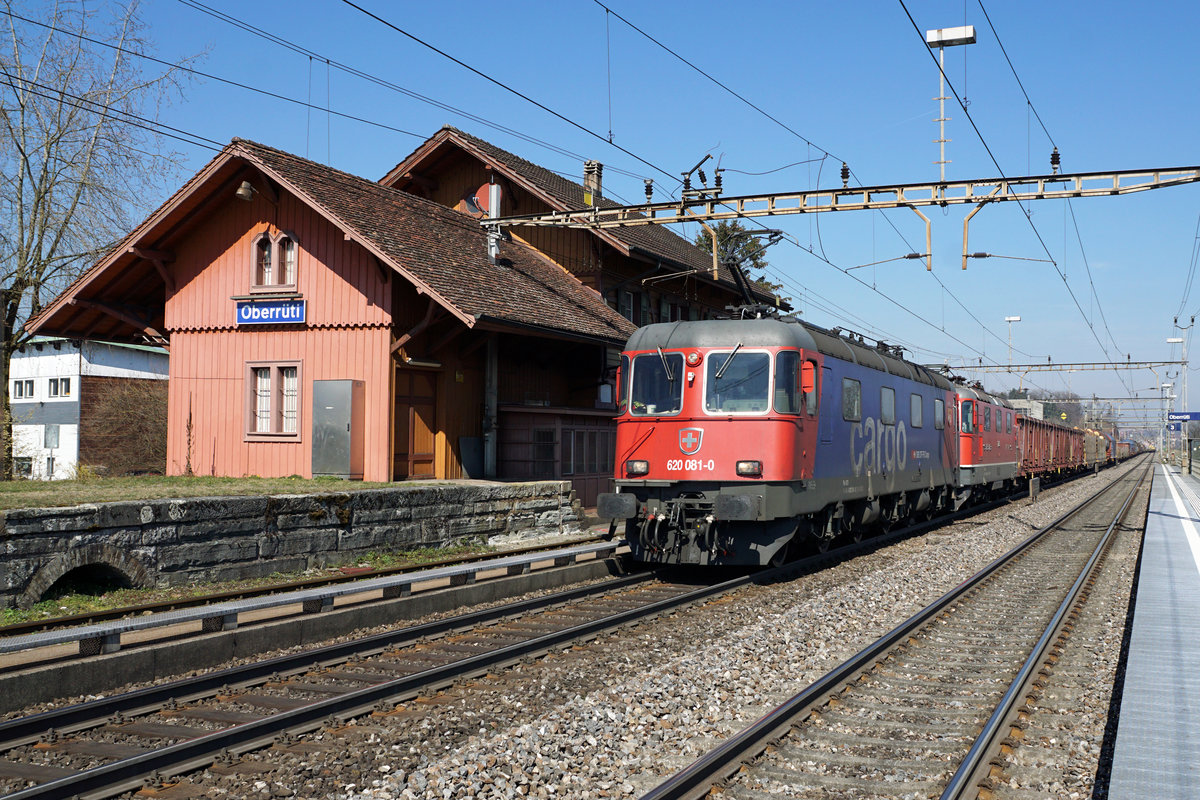 Re 620 081 - 0  IMMENSEE  anlässlich der Bahnhofsdurchfahrt Oberrüti am 22. März 2019.
Erkennbar ist eine geschleppte Re 420 der 1. Serie.   
Foto: Walter Ruetsch