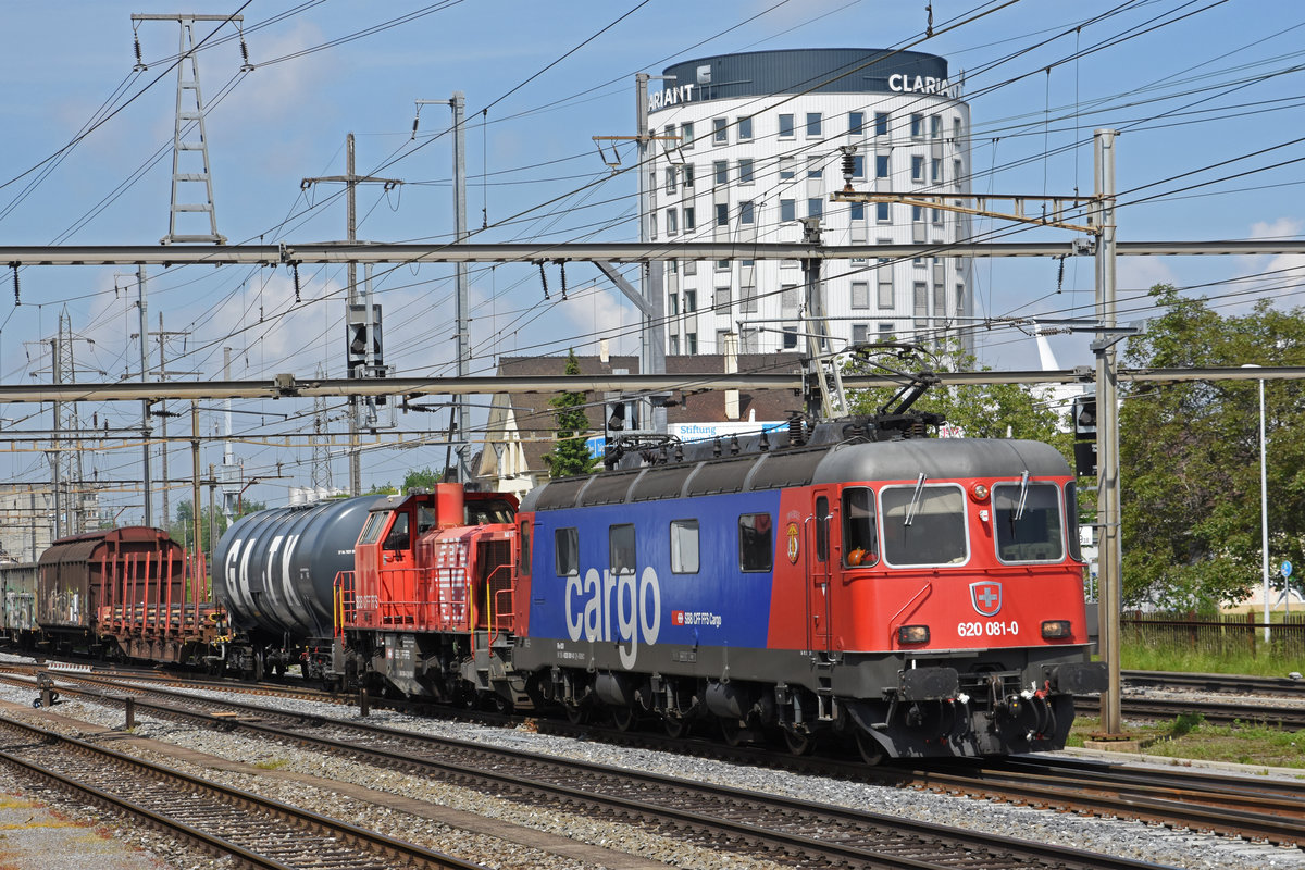 Re 620 081-0 und die Am 843 004-3 durchfahren den Bahnhof Pratteln. Die Aufnahme stammt vom 22.05.2019.